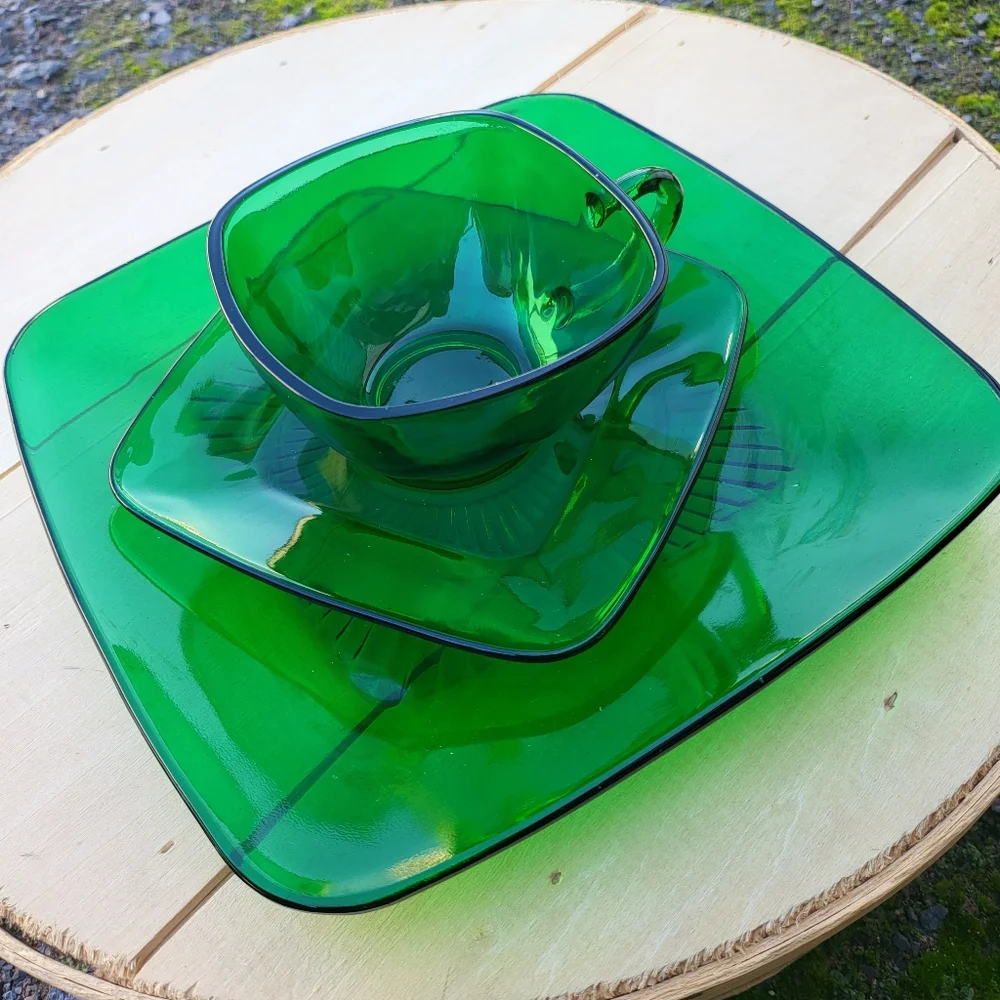 Vtg Anchor Hocking Green Glass 3pc Set (8.5" Plate, 5.5" Plate/Saucer, 3… - Picture 1 of 2